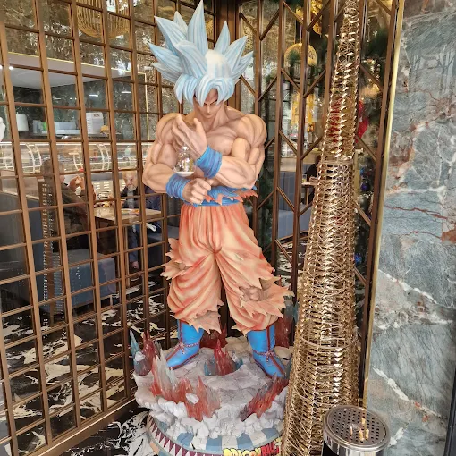 Estatua de Goku y máquina arcade en Sushi Station